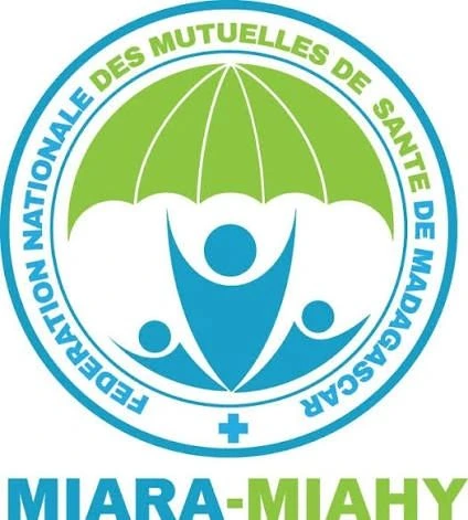 Membres du collectif réunis autour de la mutuelle Mahavelona
