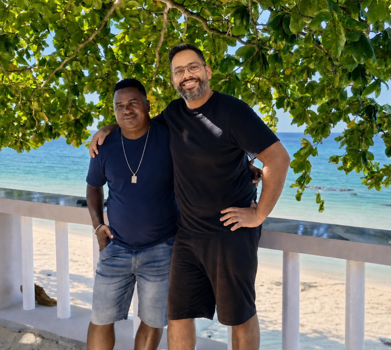 Landrique et Yassine, les deux fondateurs d'ANTOKALY, réunis à Antalaha à Madagascar