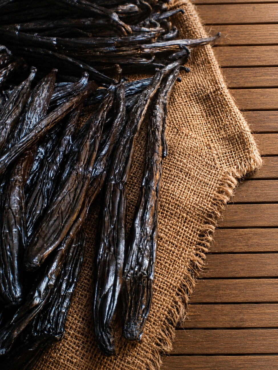 Gousses de vanille Pompona Rivankiabe posées sur une toile de jute