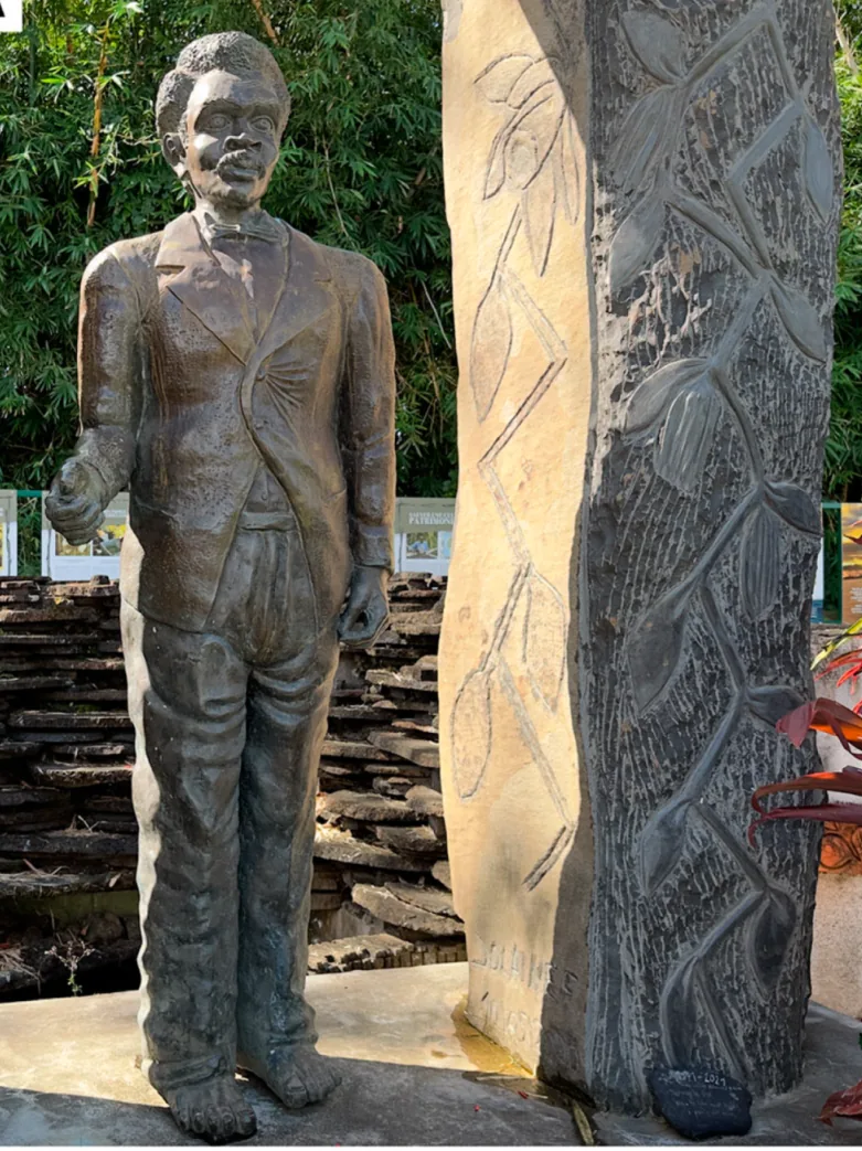 Statue de bronze d'Edmond Albius au Bocage, a Sainte-Suzanne sur l'ile de La Reunion.