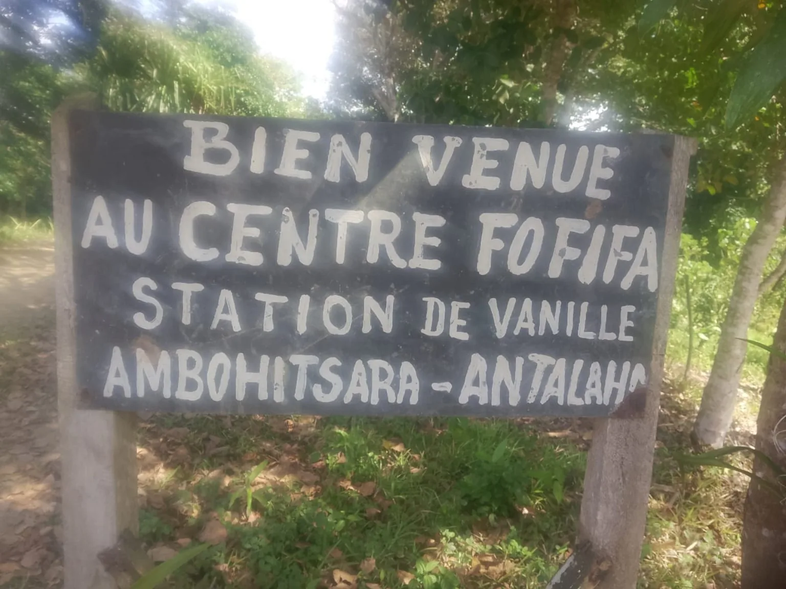 Panneau peint a la main a l'entree de la station de vanille d'Ambohitsara, centre FOFIFA, pres d'Antalaha a Madagascar.